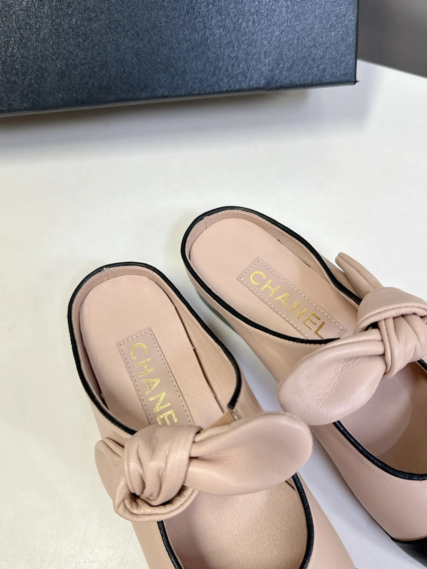 👟👟Ex-factory price 540👟👟 CHANEL Chanel Bow Elastic Strap Flat Shoes Bow Mary Jane shoes are so popular at first sight that you can wear them freely according to the weather changes! Put on socks to instantly transform into cute shoes for spring and summer! Transform into a magical princess in seconds 👸The upper is made of mixed sheepskin and tiptoe silk sheepskin. The foot feels super comfortable. The leather is very soft and skin-friendly. The genuine leather outsole imported from Italy Size: 35-41 (40 41 customized)